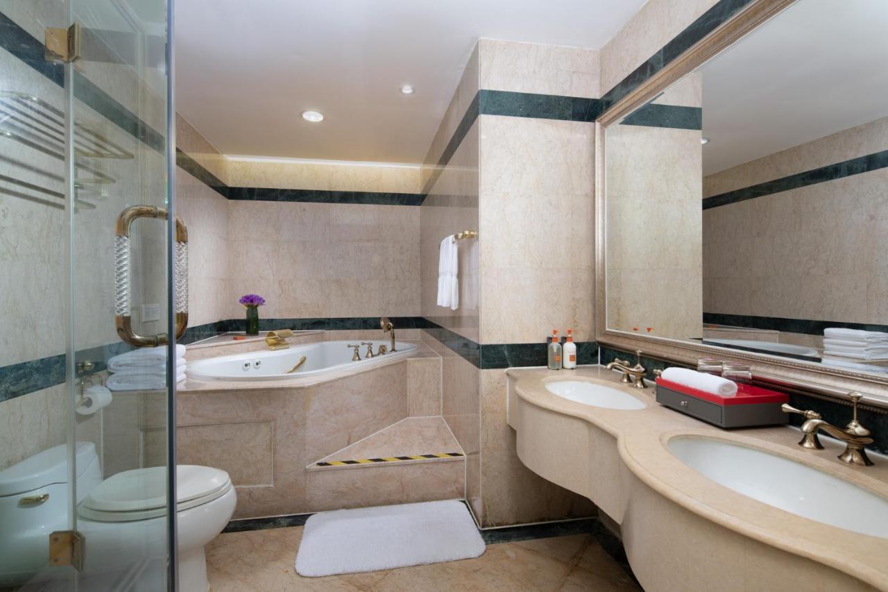 Crowne Plaza Shanghai Nanjing Road, An Ihg Hotel Exterior photo A bathroom in a hotel