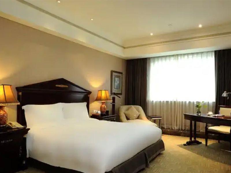 Crowne Plaza Shanghai Nanjing Road, An Ihg Hotel Exterior photo A room at the hotel