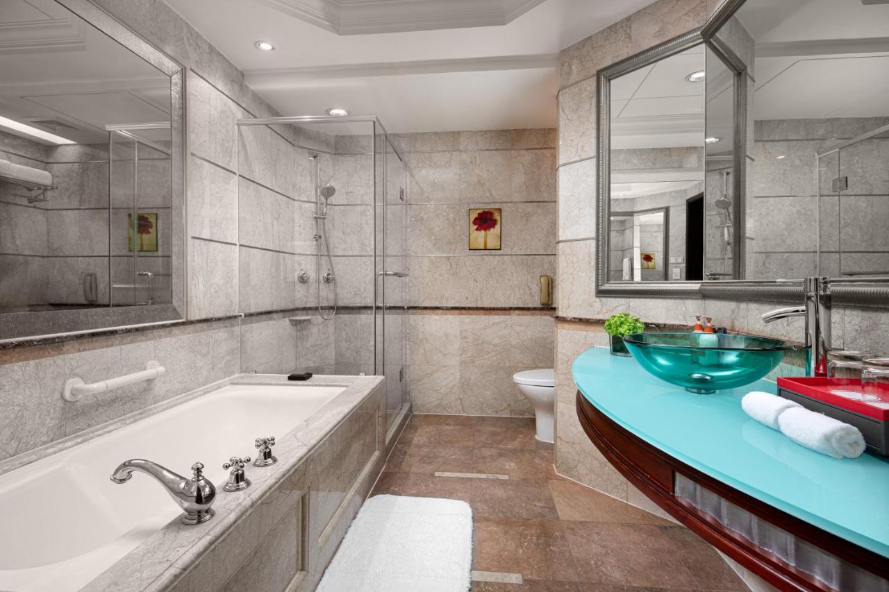 Crowne Plaza Shanghai Nanjing Road By Ihg Exterior photo Bathroom